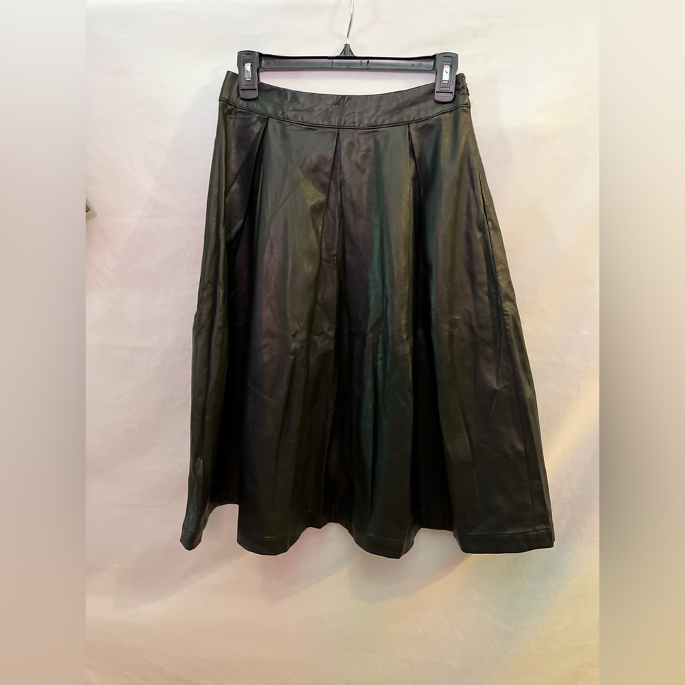 Who what wear pleated black faux leather skirt w/zipper women Sz 4